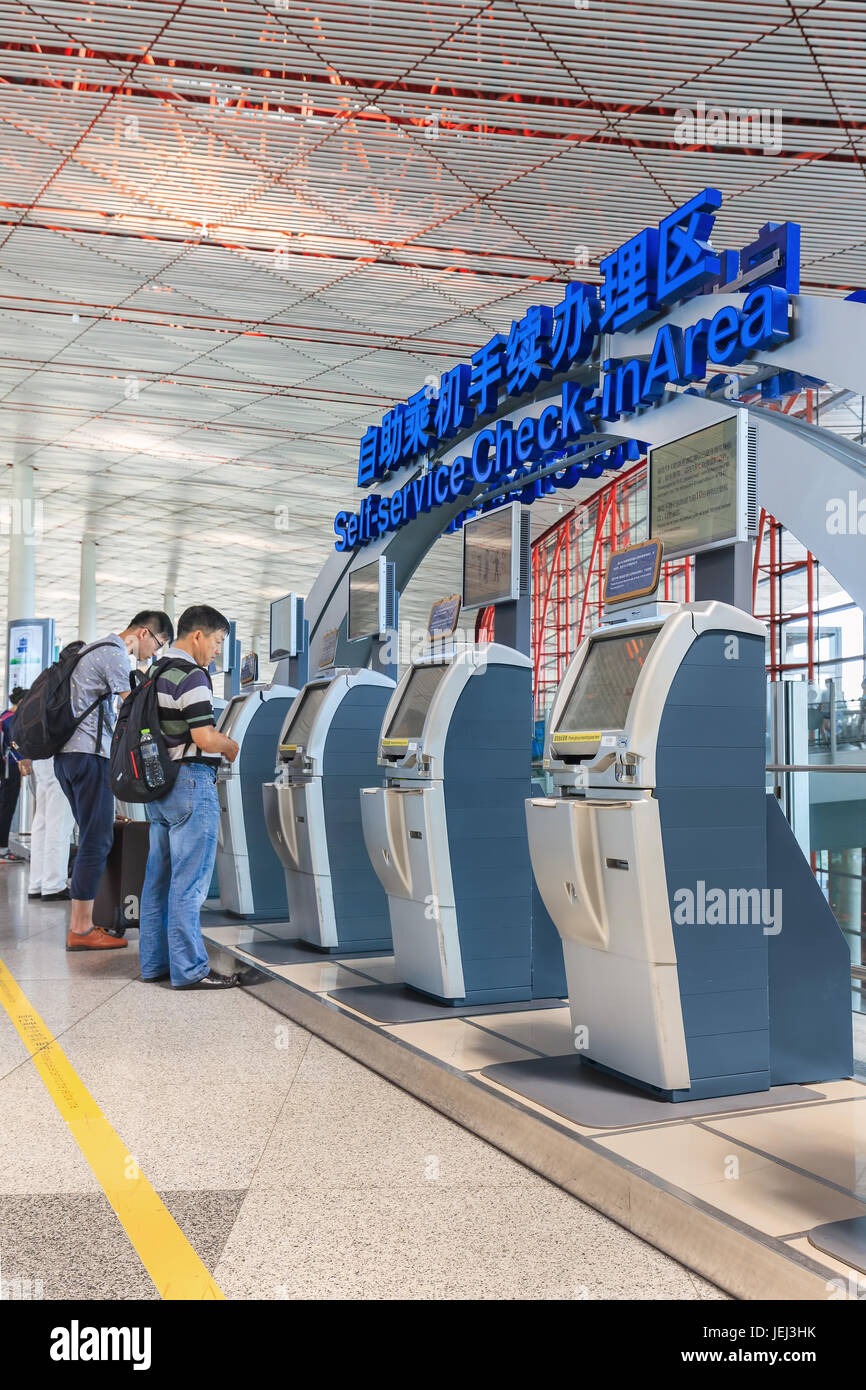 PEKING, 13. JULI 2016. Check-in-Bereich mit Selbstbedienung am internationalen Flughafen Beijing Capital, Terminal 3. Die durchschnittliche Warteschlangenzeit beträgt weniger als 8 Minuten. Stockfoto