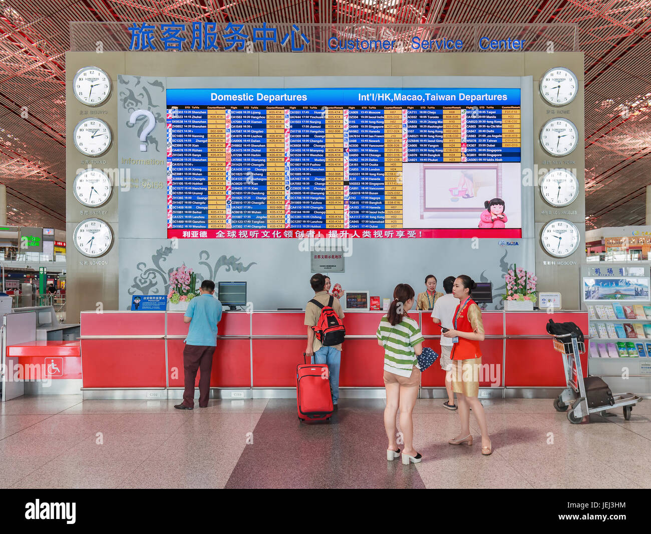 PEKING, 13. JULI 2016. Kundenservice am Beijing Capital International Airport, Terminal 3. Sie geben Auskunft über die Terminaleinrichtungen. Stockfoto