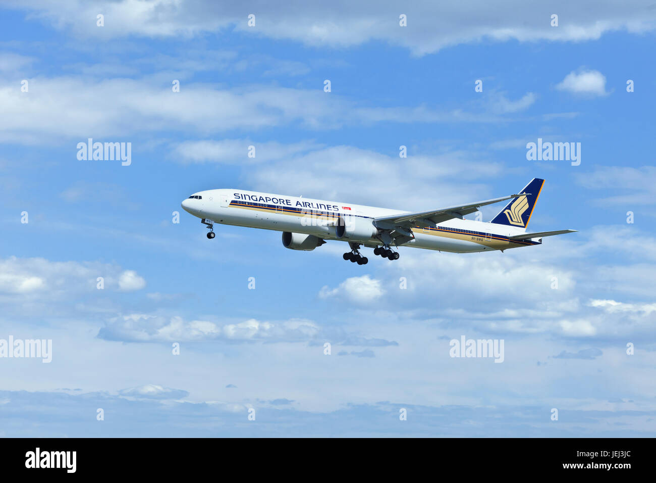 PEKING, 3. SEPTEMBER 2012. Boeing 777-312ER, 9V-SWG, Singapore Airlines landet in Peking. Es ist eine zwei-Motoren-Airline mittlerer bis langer Reichweite Stockfoto