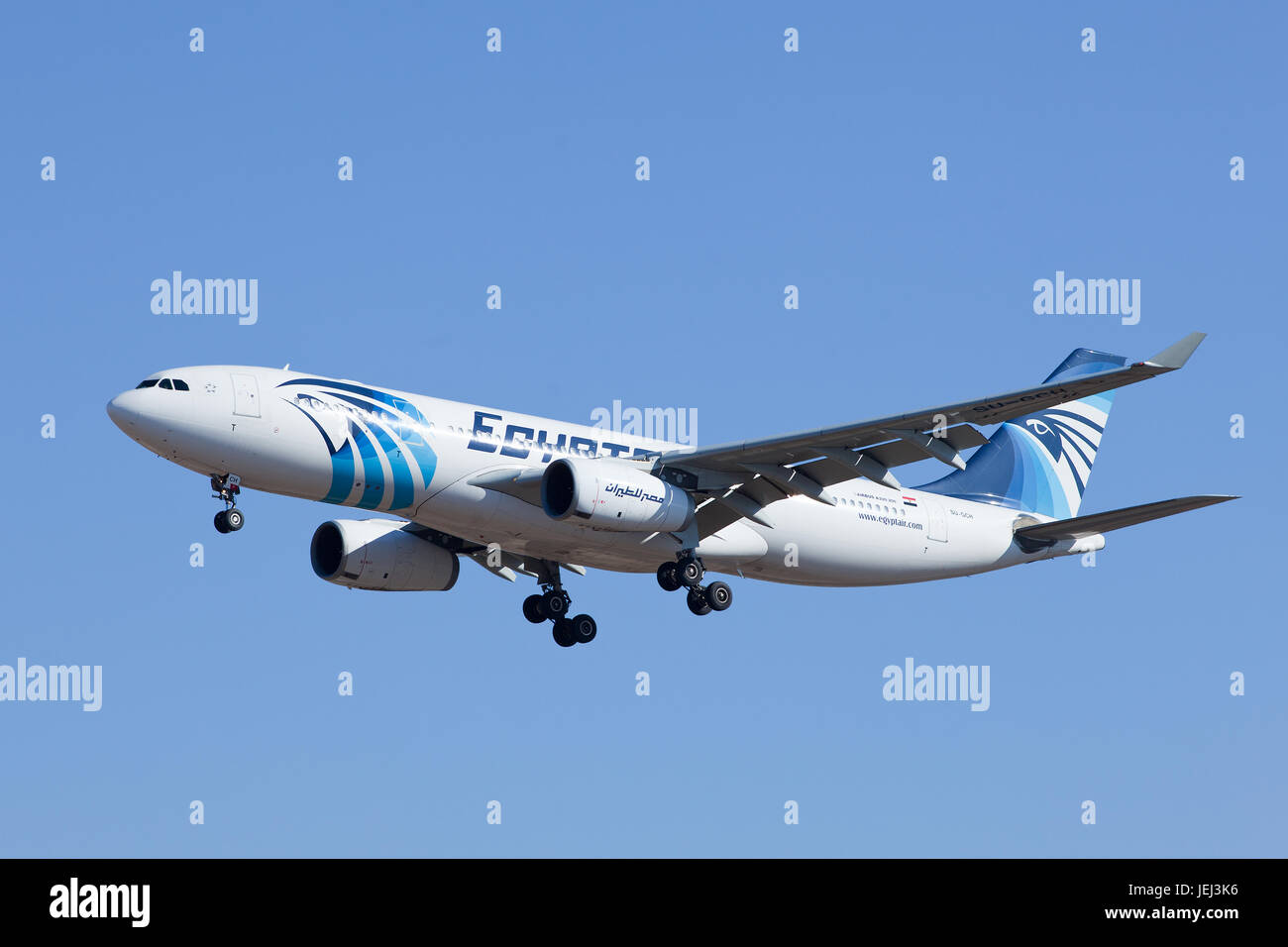 PEKING-18. FEBRUAR 2015. Egypt Air Airbus A330-200 landet in Peking. Mit dem A330 kann Airbus seinen Marktanteil bei Großraumflugzeugen ausbauen. Stockfoto