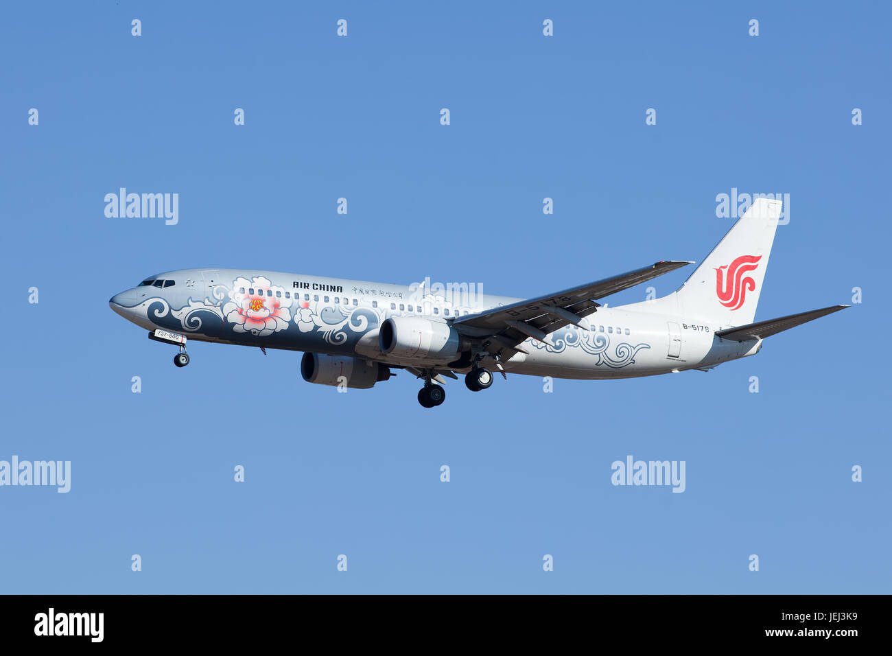 PEKING-18. FEBRUAR 2015. Air China B-5178, Boeing 737-800, Landung in Peking. Boeing 737 ist ein Zweimotorjet mit kurzer bis mittlerer Reichweite. Stockfoto