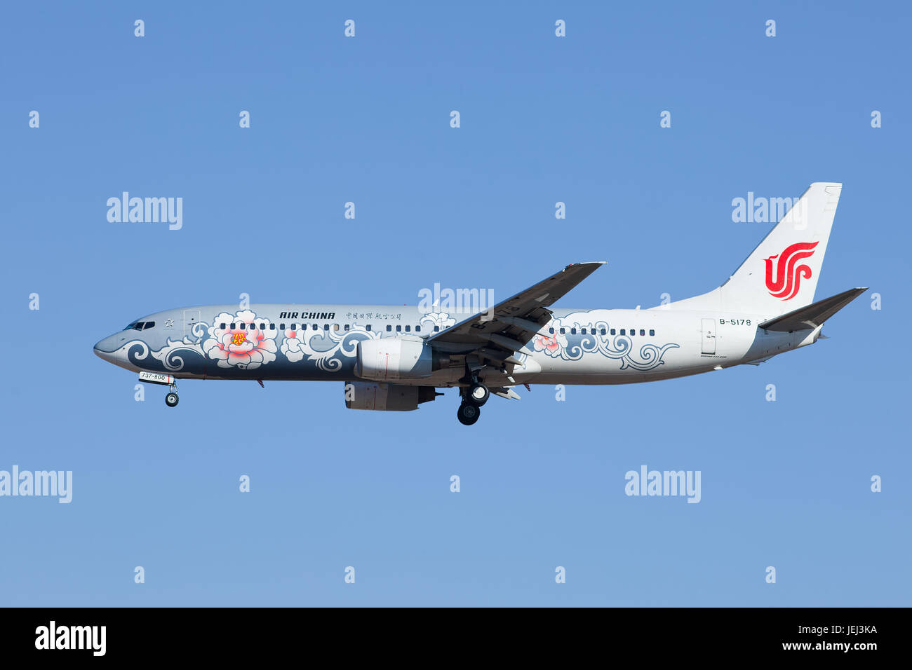 PEKING-18. FEBRUAR 2015. Air China B-5178, Boeing 737-800, Landung in Peking. Boeing 737 ist ein Zweimotorjet mit kurzer bis mittlerer Reichweite. Stockfoto