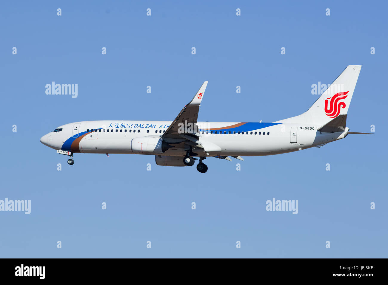 PEKING-18. FEBRUAR 2015. Dailan Airlines B-5850, Boeing 737-800 Landung. Die Boeing 737 ist ein Zweimotorjet mit kurz- bis Mittelklasse-Schmalkörper. Stockfoto