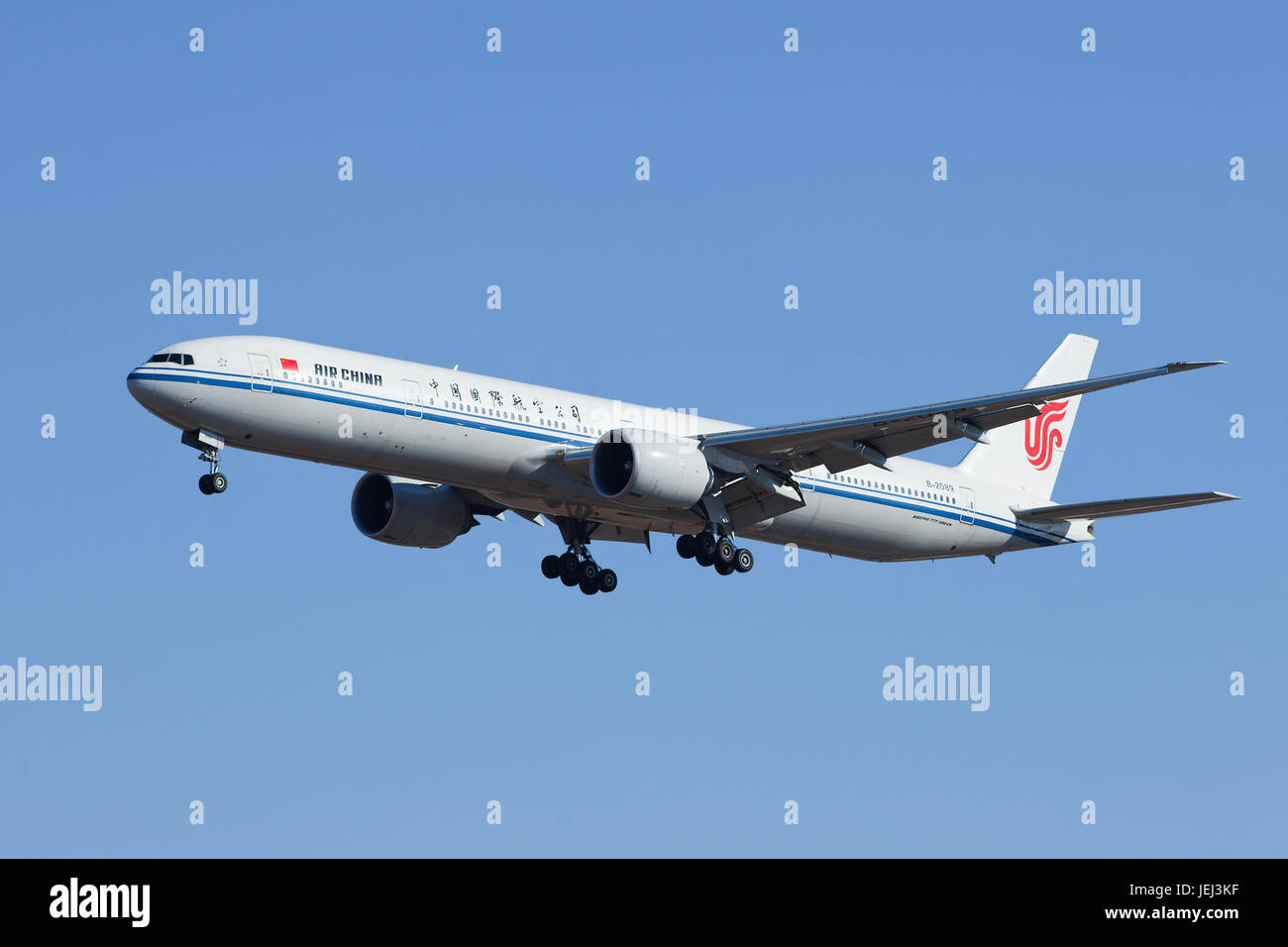 PEKING-18. FEBRUAR 2015. Air China B-2089, Boeing 777-300 Landung in Peking. Boeing 737 ist ein Zweimotorjet mit kurzer bis mittlerer Reichweite. Stockfoto