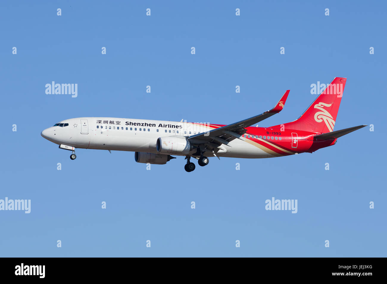 PEKING-18. FEBRUAR 2015. Shenzhen Airlines B-1993, Boeing 737-800 Landung. Boeing 737 ist ein Zweimotorjet mit kurzer bis mittlerer Reichweite. Stockfoto