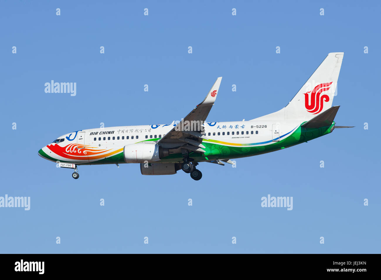 PEKING-18. FEBRUAR 2015. Air China B-5226, Boeing 737-700, Landung in Peking. Boeing 737 ist ein Zweimotorjet mit kurzer bis mittlerer Reichweite. Stockfoto