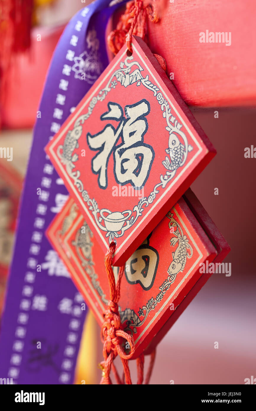 PEKING, 10. AUGUST 2015. Kunstvolle Wunschkarten hängen an einem Regal in einem buddhistischen Tempel. Nach einer alten buddhistischen Tradition kaufen Gläubige Wunschkarten. Stockfoto