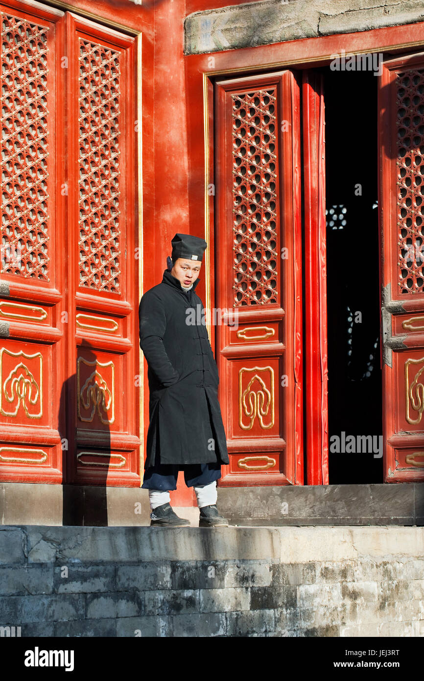 PEKING-DEZ. 2011. Taoistischer Mönch im Dongyue-Tempel in Peking am 3. Dezember 2011. Es ist der größte Tempel der Zhengyi Schule des Taoismus in Nordchina. Stockfoto