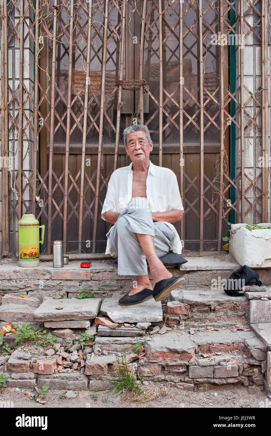 PEKING BIS 6. JUNI. Ältere Männer in einem Hutong. Die Bevölkerung älterer Menschen (60 oder älter) in China ist etwa 128 Millionen oder einer von zehn Menschen. Stockfoto