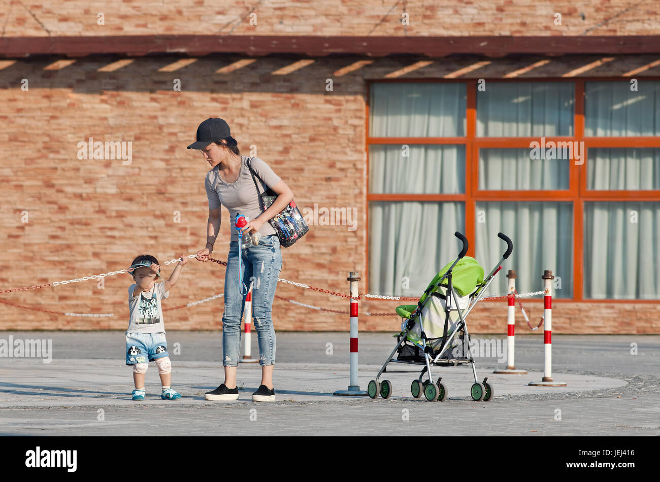 PEKING, 3. JULI 2015. Hübsche Mutter mit Kind. Jahrzehntelang konnten chinesische Familien nur ein Kind haben. Jetzt Regierung stimuliert mehr zu haben. Stockfoto