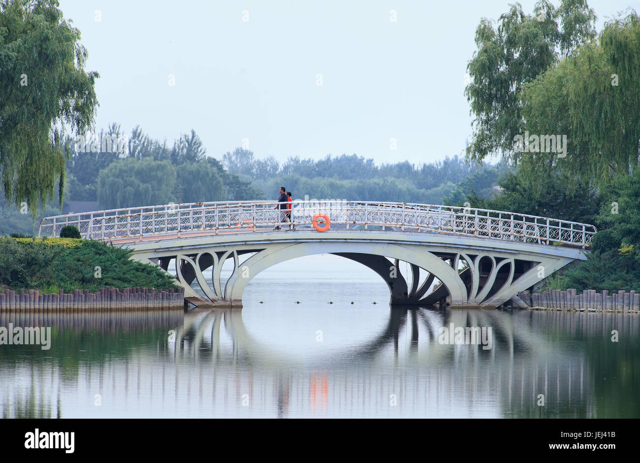 PEKING, 6. JULI 2015. Brücke im Niantan Reservoir Park. Der riesige Park hat eine Länge von 5.59 KM und bietet Erholung für Daxing Bewohner. Stockfoto