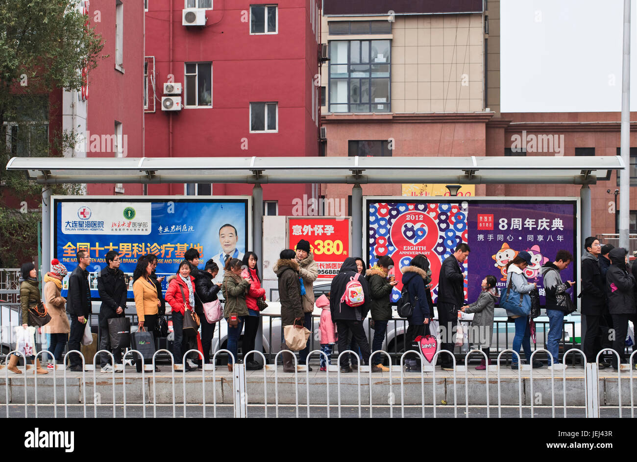 DALIAN-NOV 11, 2012. Bushaltestelle mit Werbung. China hat 50,000 Outdoor-Werbeunternehmen. Außenwerbung wurde drittgrößtes Mittel. Stockfoto