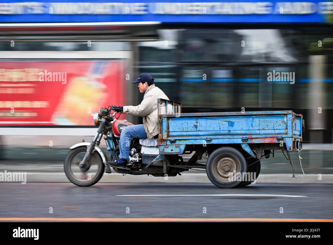 DALIAN-NOV 11, 2012. Güterrad am 11. November 2012 in Dalian. Viele Güter werden noch immer mit Flachbett-Pedicabs durch Städte transportiert. Stockfoto