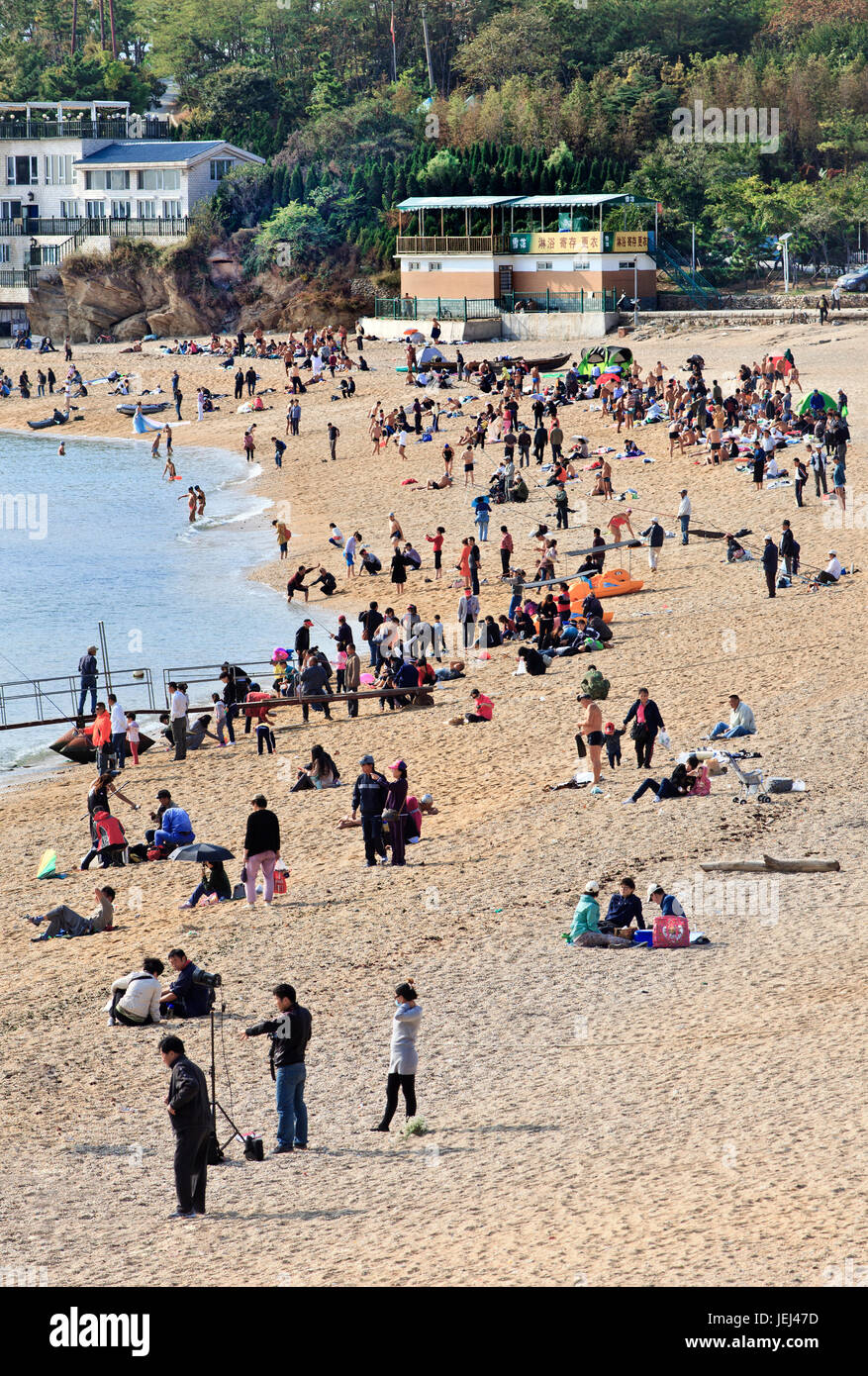 DALIAN-CHINA-OKT. 14. Fujiazhuang Strand. 1.804-Fuß-langen Strand mit klarem, sauberen Wasser ist eines der Dalian großen Strand Attraktionen trotz Stockfoto