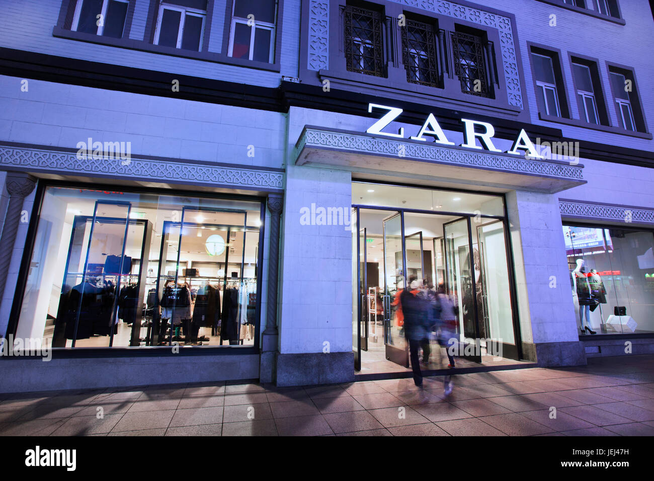 Zara outlet -Fotos und -Bildmaterial in hoher Auflösung – Alamy