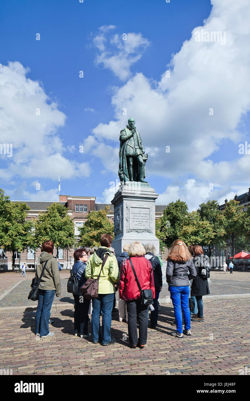 DEN HAAG-AUG. 23, 2014. Touristengruppe an der Statue William I. Friedrich Wilhelm I., geboren als Wilhelm Friedrich Prinz von Oranien-Nassau war der erste König. Stockfoto