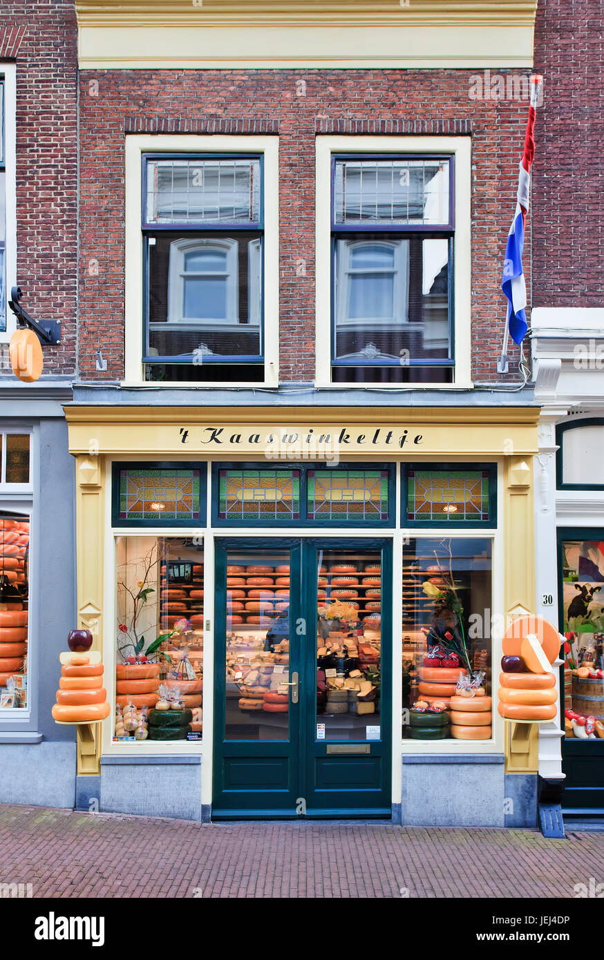 GOUDA-HOLLAND-MÄRZ 18. Berühmte Kaaswinkeltje in der alten Innenstadt. Es stammt aus dem Jahr 1905 und ist das einzige Geschäft in Holland, das Goudas Bauernkäse verkauft. Stockfoto