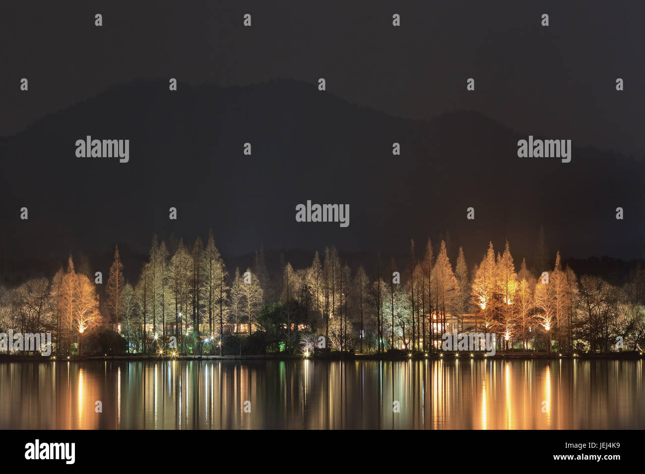 Zauberhafte Beleuchtung an die Anleger des West Lake Hangzhou, China Stockfoto