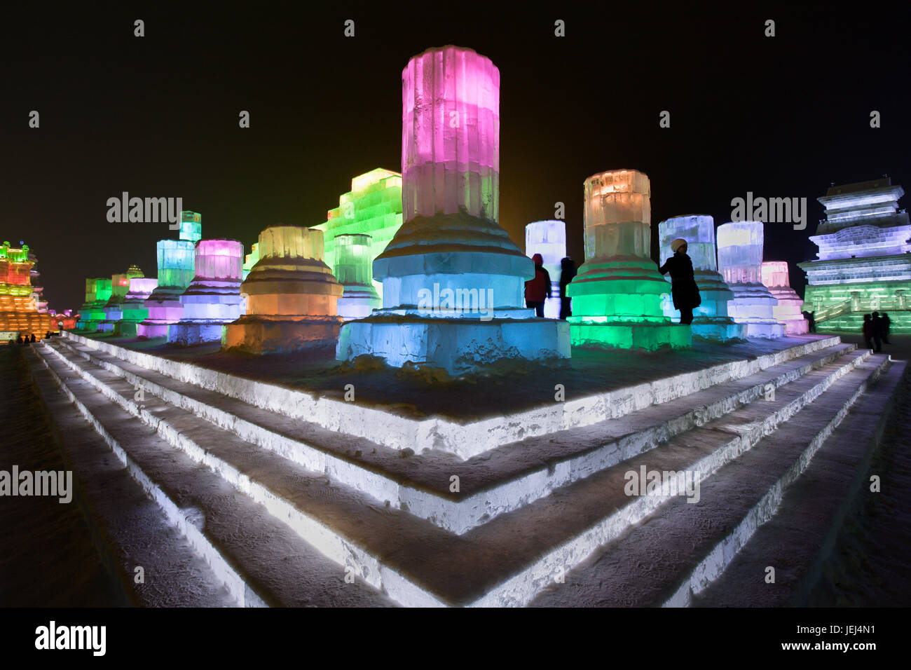 HARBIN-CHINA, JAN. 17, 2010. Eisskulpturen inspiriert von griechischen Ruinen, Harbin Ice Sculpture Festival. Es ist eines der größten Eisfestivals der Welt. Stockfoto
