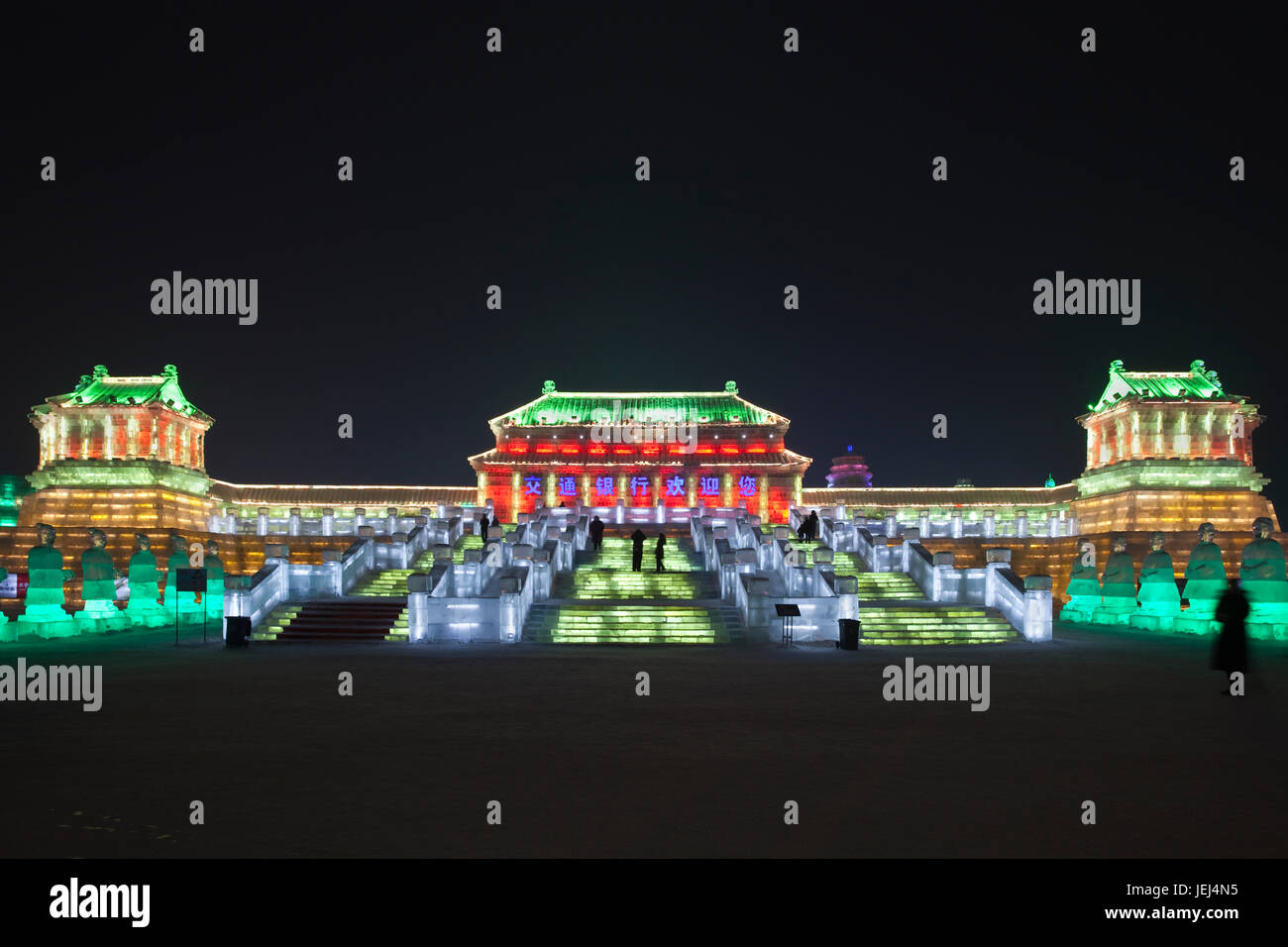 HARBIN-CHINA, JAN. 17, 2010. Palast, der mit Eisblöcken beim Harbin Ice Sculpture Festival erbaut wurde. Es ist eines der größten Eisfestivals der Welt. Stockfoto