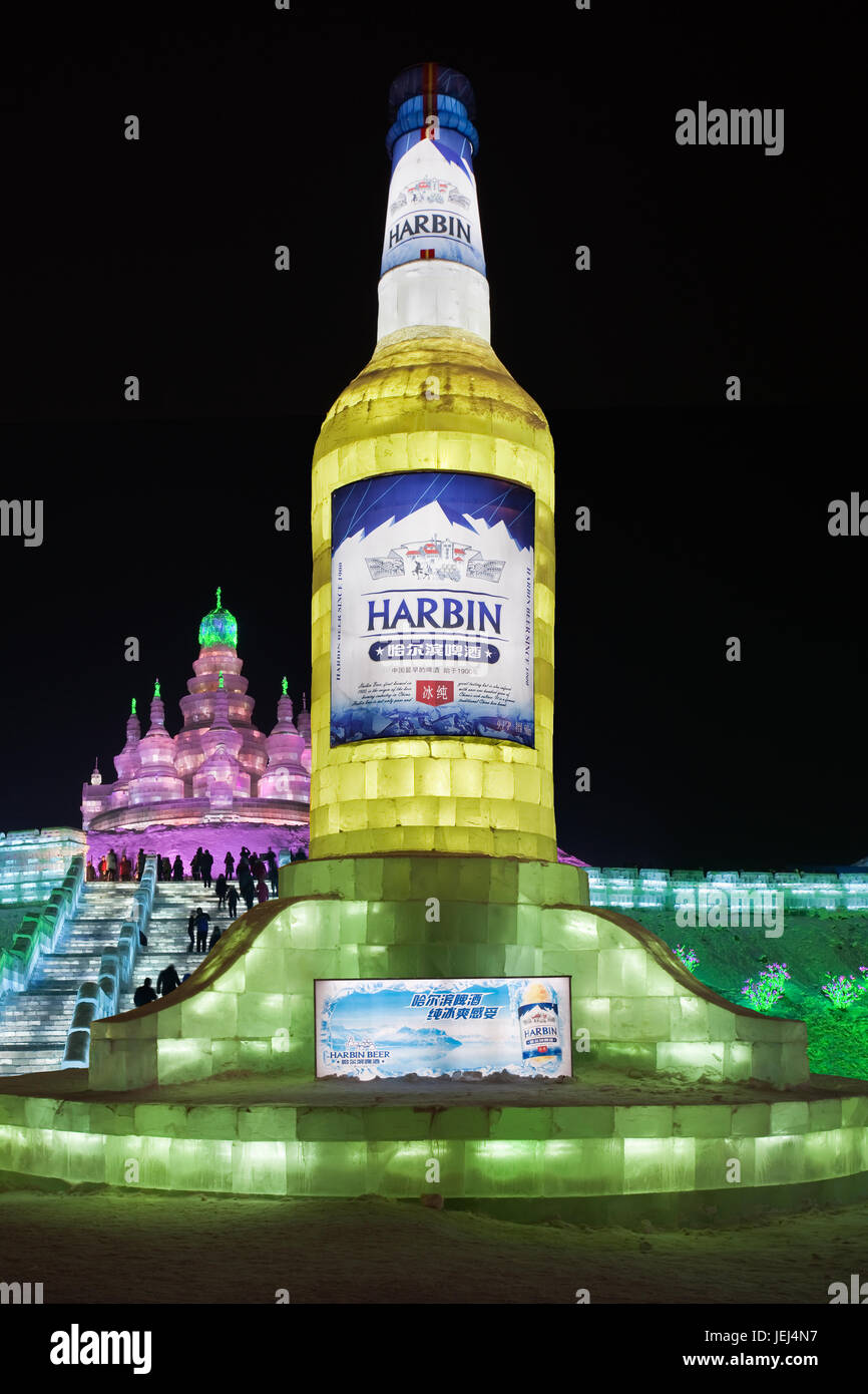 HARBIN-CHINA, JAN. 17, 2010. Bierflasche aus Eisblöcken beim Harbin Ice Sculpture Festival. Es ist eines der größten Eisfestivals der Welt. Stockfoto