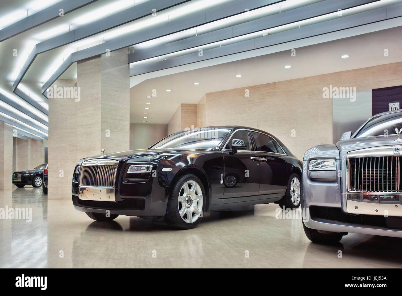 BEIJING-APRIL 6, 2013. Rolls-Royce Showroom. China hat an uns vorbei und ist jetzt der größte Markt für Rolls-Royce, die Schritte seines Produktes anpassen Stockfoto