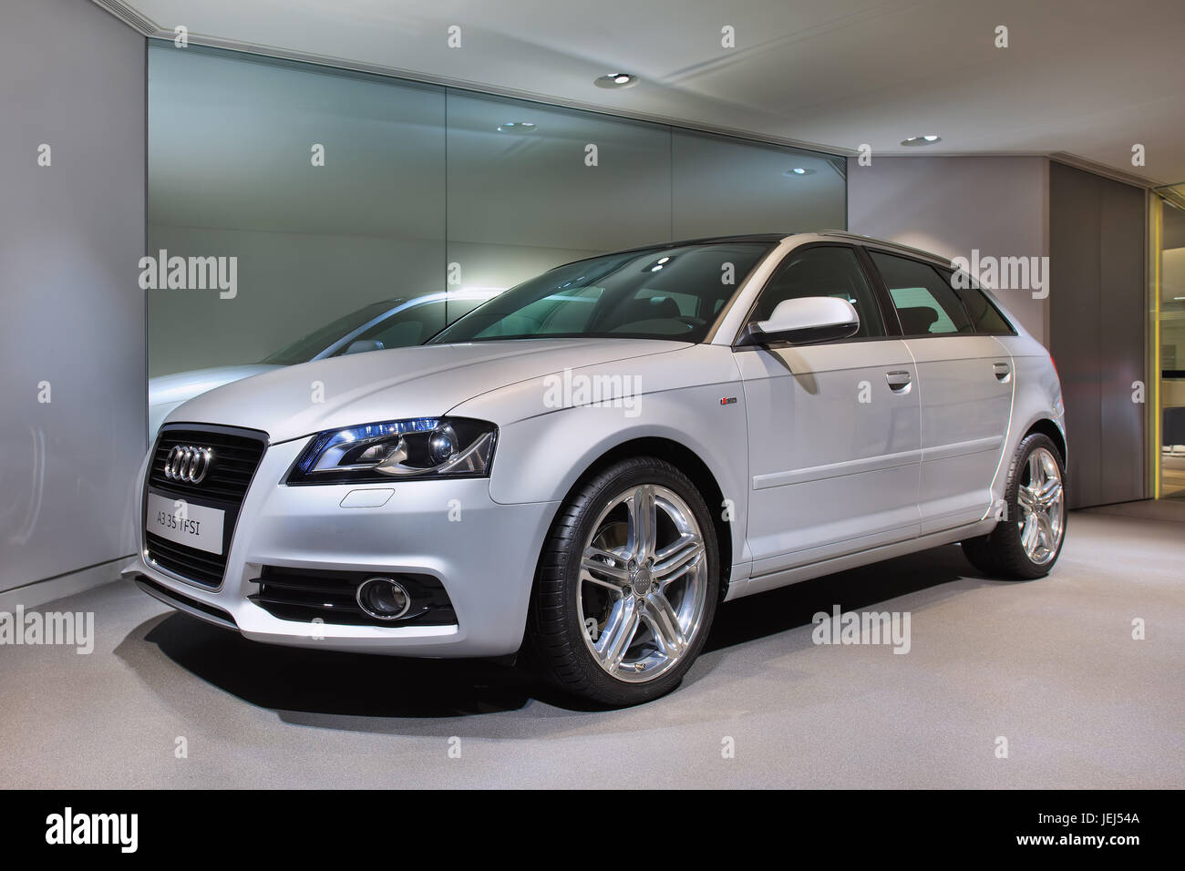 PEKING - 16. APRIL 2013. Audi A3 35 TFSI in einem Showroom. Der Audi Umsatz in China ist im ersten Halbjahr 2016 um 5,9 % gestiegen. Stockfoto