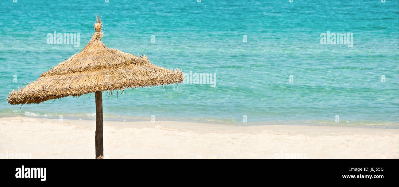 Sonnenschirm, Sommer Meer Panorama-Hintergrund, Reisen Konzept Stockfoto