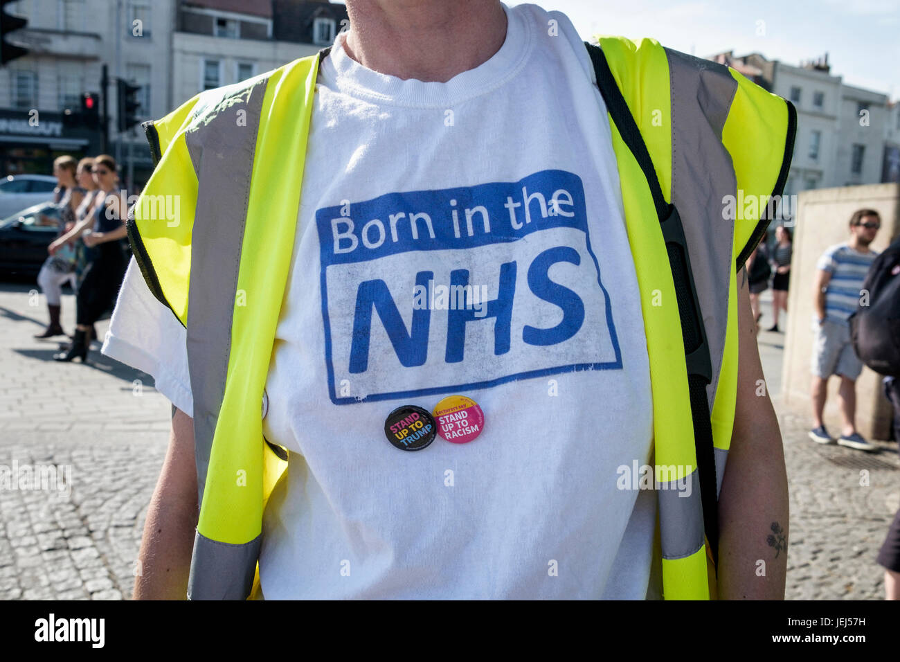 Ein Demonstrant trägt ein T Shirt unterstützt die NHS abgebildet ist, als sie Teil in einem Anti nimmt Sparkurs Protest marschieren und Demonstration in Bristol Rallye Stockfoto