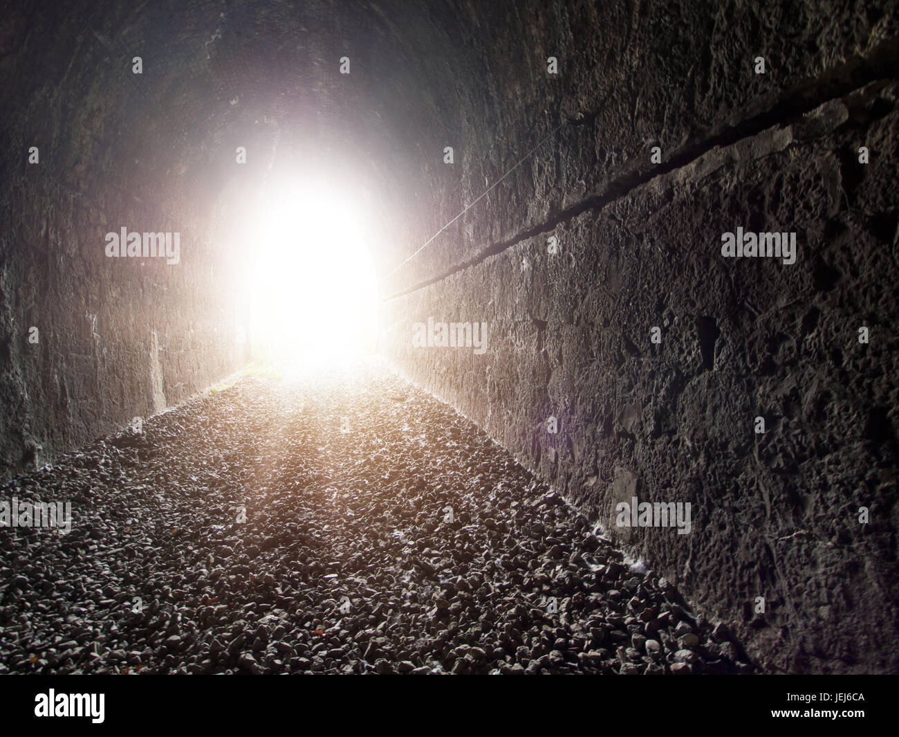 Licht am Ende des Tunnels. Alten, stillgelegten Eisenbahntunnel. Stockfoto