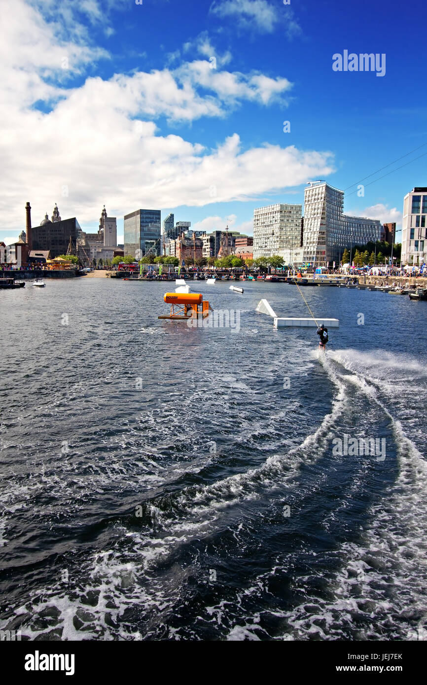 Liverpool, Vereinigtes Königreich. 25. Juni 2017. Wakeboard-Wettbewerb auf dem Mersey Wasser Festival auf Salthouse Dock Liverpool UK Stockfoto