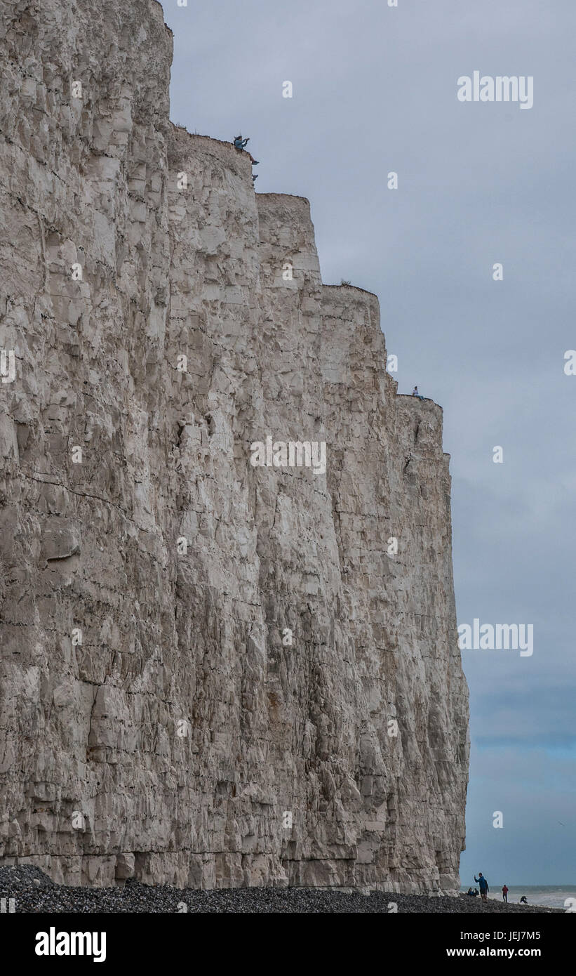 Birling Gap, East Sussex, Großbritannien. Juni 2017. Sie sind sich der Risiken plötzlicher Felsstürze entlang der Chalk-Klippen nicht bewusst.Sehen Sie sich die Risse unter der am weitesten entfernten Klippe an. Siehe Infset Stockfoto