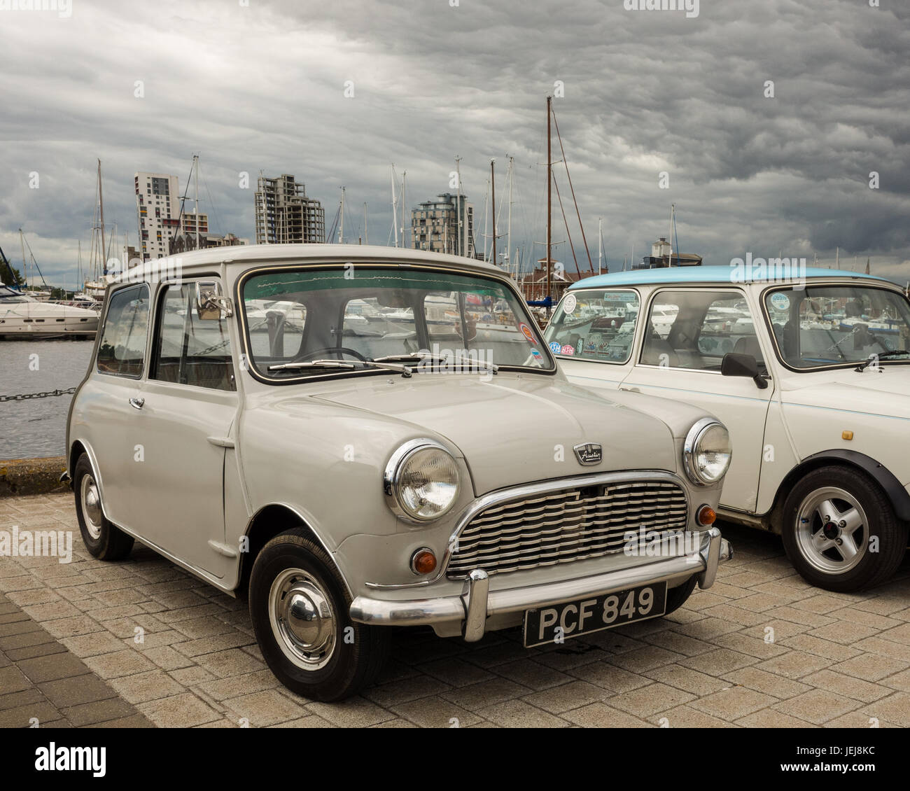 Waterfront Quay, Ipswich. England UK. 25. Juni 2017. Eine große Anzahl von klassischen Mini Autos auf Ipswich Waterfront Quay versammelten folgenden eine Schatzsuche organisiert durch den Ipswich & Suffolk Mini Owners Club, ISMOC. Andere Mini Clubs in der Region, einschließlich Colchester und Bury St Edmunds verband dieses Ereignis dieses ikonische Auto zu feiern. Dieses Mini kam von der Montagelinie am 21. Juni 196 o. Es ist ein Austin Mini Delux wie es ist mit einer Heizung ausgestattet, die den Standard Modell nicht eins haben. Der Motor ist 848 cc, die in der Standardausführung mit neuen Lagern ausgestattet und verfügt über eine Stockfoto