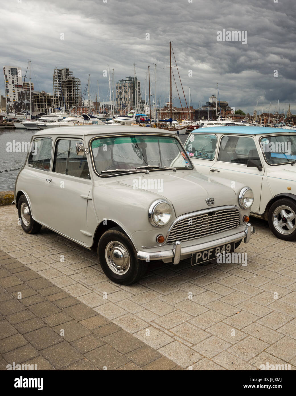 Waterfront Quay, Ipswich. England UK. 25. Juni 2017. Eine große Anzahl von klassischen Mini Autos auf Ipswich Waterfront Quay versammelten folgenden eine Schatzsuche organisiert durch den Ipswich & Suffolk Mini Owners Club, ISMOC. Andere Mini Clubs in der Region, einschließlich Colchester und Bury St Edmunds verband dieses Ereignis dieses ikonische Auto zu feiern. Dieses Mini kam von der Montagelinie am 21. Juni 196 o. Es ist ein Austin Mini Delux wie es ist mit einer Heizung ausgestattet, die den Standard Modell nicht eins haben. Der Motor ist 848 cc, die in der Standardausführung mit neuen Lagern ausgestattet und verfügt über eine Stockfoto