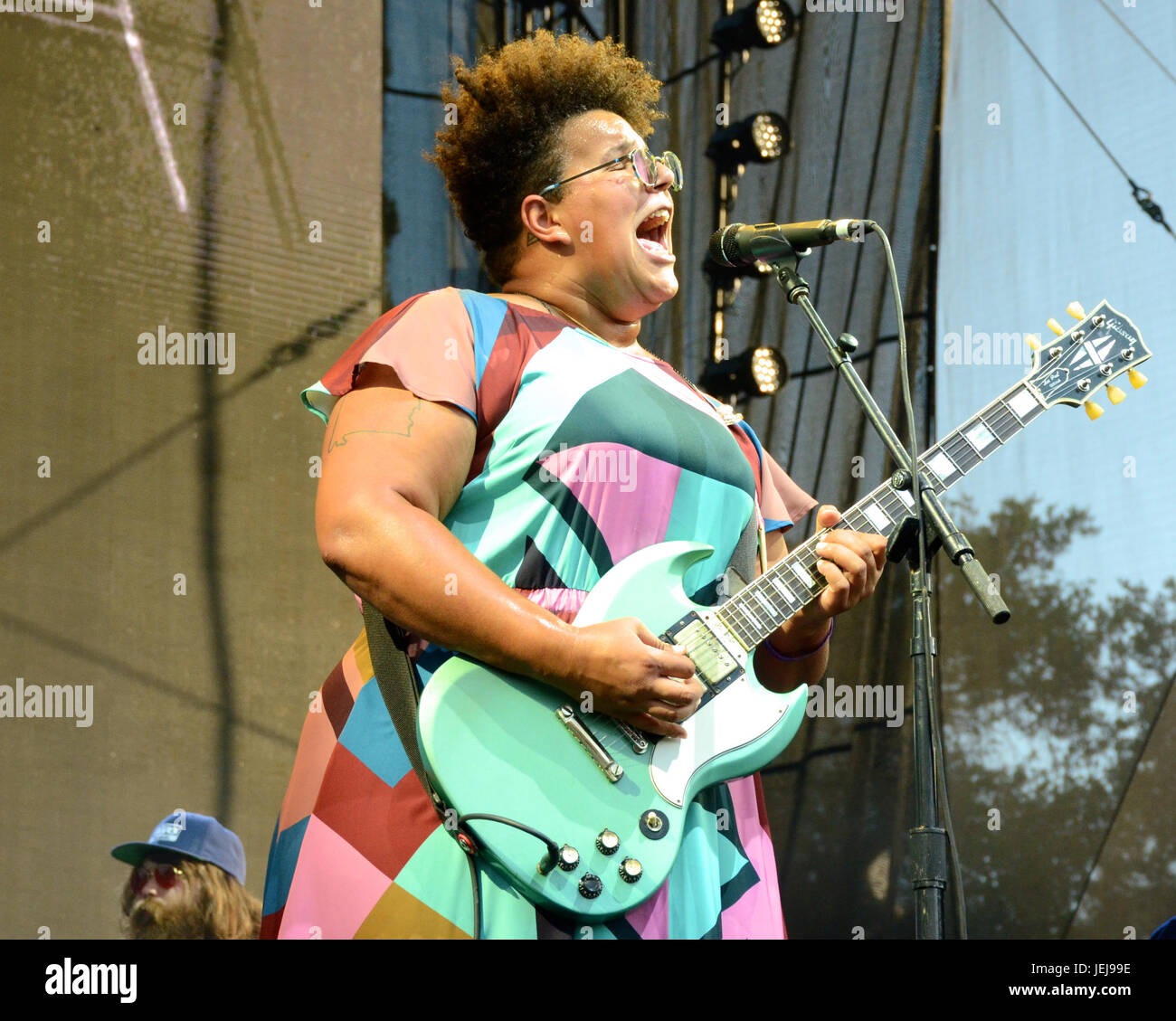 Pasadena, Kalifornien, USA. Juni 2017. Brittany Howard Sänger Alabama Shakes tritt während des Arroyo Seco Weekend Juni 24,2017 Brookside Golf Course Pasadena, Kalifornien auf. Stockfoto