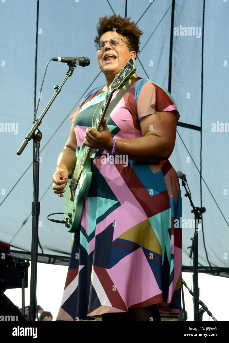 Pasadena, Kalifornien, USA. Juni 2017. Brittany Howard Sänger Alabama Shakes tritt während des Arroyo Seco Weekend Juni 24,2017 Brookside Golf Course Pasadena, Kalifornien auf. Stockfoto