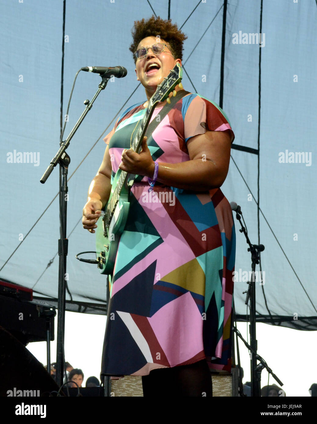 Pasadena, Kalifornien, USA. Juni 2017. Brittany Howard Sänger Alabama Shakes tritt während des Arroyo Seco Weekend Juni 24,2017 Brookside Golf Course Pasadena, Kalifornien auf. Stockfoto