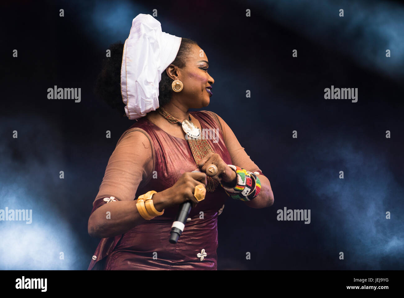 Glastonbury, Somerset, UK. 25. Juni 2017. Malische Sänger Oumou Sangare führt live auf der Bühne West vulkanishcer beim Glastonbury Music Festival. Bildnachweis: Francesca Moore/Alamy Live-Nachrichten Stockfoto