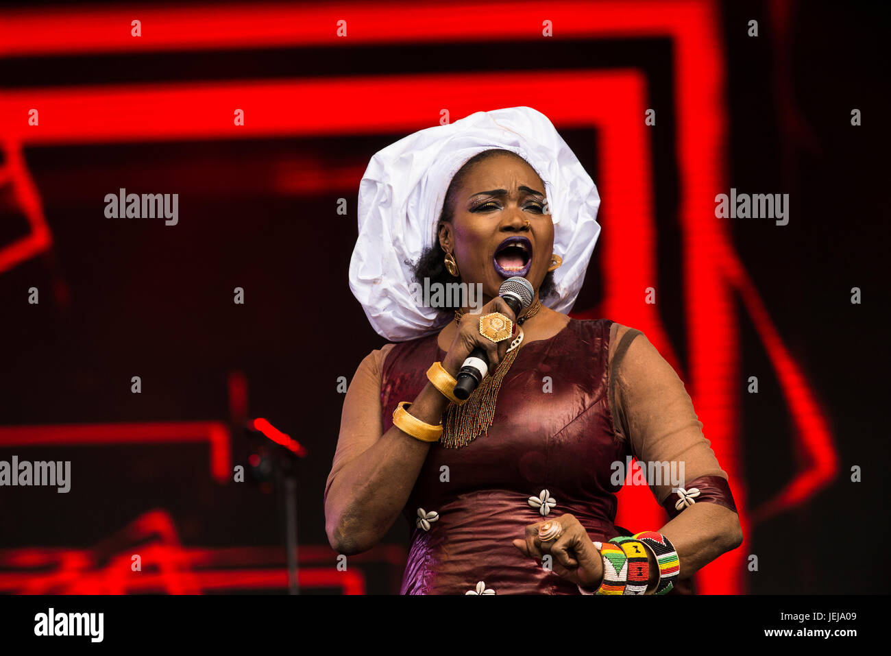 Glastonbury, Somerset, UK. 25. Juni 2017. Malische Sänger Oumou Sangare führt live auf der Bühne West vulkanishcer beim Glastonbury Music Festival. Bildnachweis: Francesca Moore/Alamy Live-Nachrichten Stockfoto