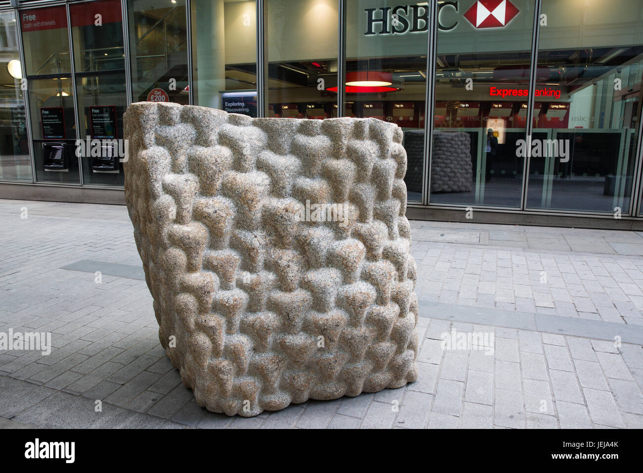 London, UK. 25. Juni 2017. "Umschlag der Pulsation (für Leo)" (2017) von Peter Randall-Page RA, Ausstellung Nr. 17 18 für das diesjährige Skulptur in der Stadt-Projekt. Die siebte Ausgabe des Projekts, mit zeitgenössischen Werken von international renommierten Künstlern, werden auf dem Display für die Öffentlichkeit vom 27. Juni. Bildnachweis: Mark Kerrison/Alamy Live-Nachrichten Stockfoto