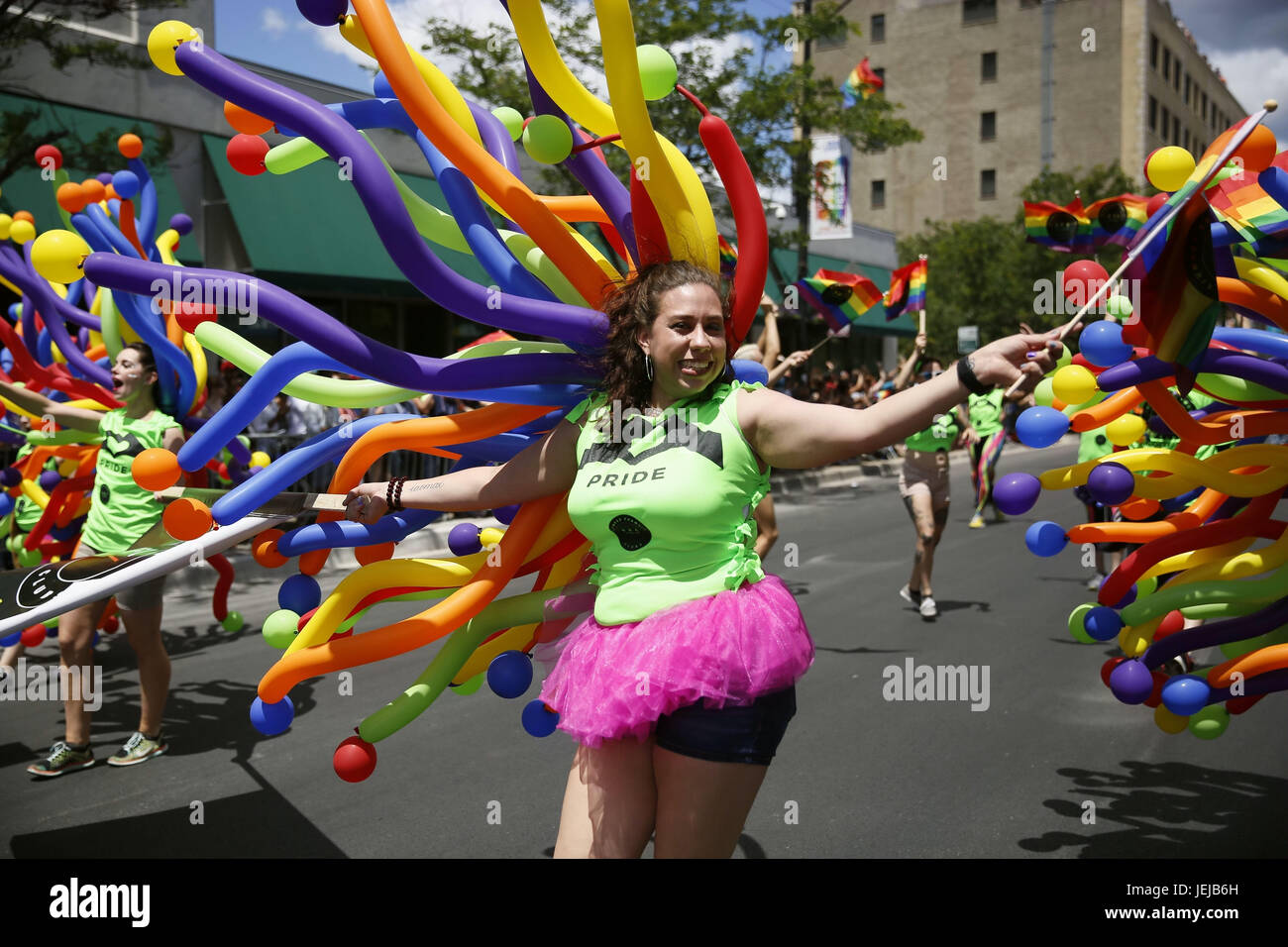 Chicago, USA. 25. Juni 2017. Ein Teilnehmer nimmt Teil an der 48. jährlichen Chicago Pride Parade in Chicago, USA, 25. Juni 2017. Bildnachweis: Wang Ping/Xinhua/Alamy Live-Nachrichten Stockfoto