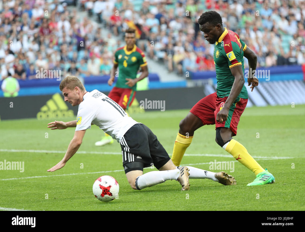 Sotschi, Russland. 25. Juni 2017. Timo Werner (L) von Deutschland wetteifert mit Michael Ngadeu-Ngadjui von Kamerun in der Gruppe B-Spiel zwischen Deutschland und Kamerun des FIFA-Konföderationen-Pokal 2017 in Sotschi, Russland, am 25. Juni 2017. Deutschland 3: 1 gewonnen. Bildnachweis: Xu Zijian/Xinhua/Alamy Live-Nachrichten Stockfoto