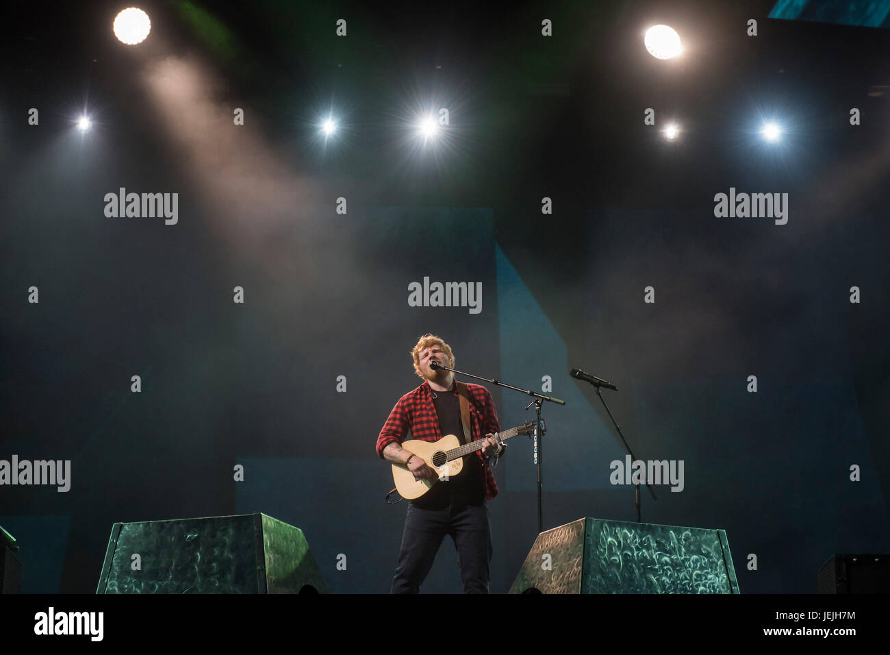 Glastonbury, UK. 25. Juni 2017.  Ed Sheeran spielt der Pyramide Bühne - 2017 Glastonbury Festival, würdig Farm. Glastonbury, 25. Juni 2017 Credit: Guy Bell/Alamy Live-Nachrichten Stockfoto