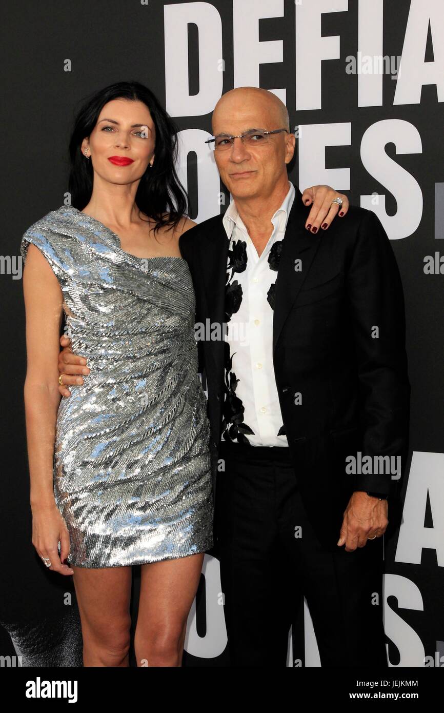 Liberty Ross, Jimmy Iovine im Ankunftsbereich für THE DEFIANT ONES Premiere, Paramount Theatre, Los Angeles, CA 22. Juni 2017. Foto von: Priscilla Grant/Everett Collection Stockfoto