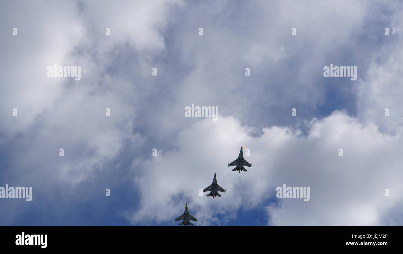 Gruppe von Militärflugzeugen in den Himmel Stockfoto