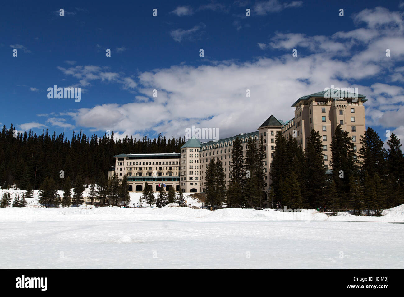 Das Fairmont Chateau Lake Louise Hotel am Lake Louise in Aberta, Kanada. Die Umgebung des Sees ist eines der beliebtesten Skigebiete Kanadas. Stockfoto