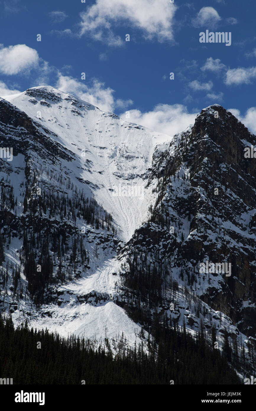 Berg im Valley of the Ten Peaks von Lake Louise in Alberta, Kanada. Die Umgebung des Sees ist eines der beliebtesten Skigebiete Kanadas. Stockfoto