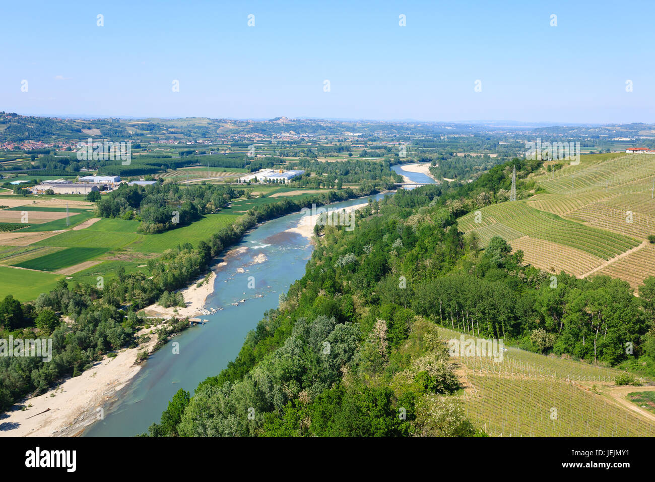 Blick auf den Fluss Tanaro. Weinberge von Langhe Region, Italien Landwirtschaft. UNESCO-Weltkulturerbe Stockfoto