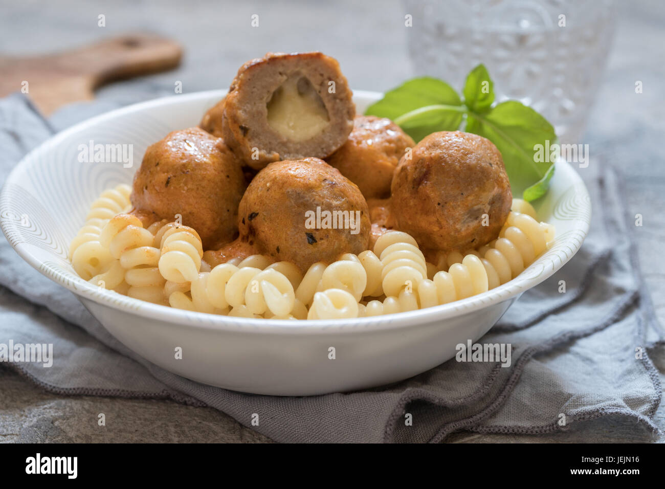 Makkaroni-Nudeln mit Mozzarella-Käse gefüllte Frikadellen und Tomaten ...