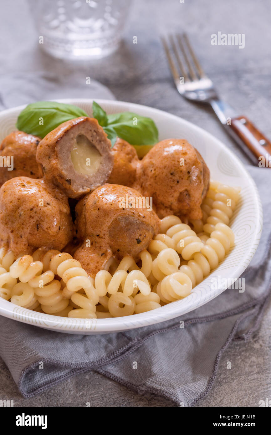 Makkaroni-Nudeln mit Mozzarella-Käse gefüllte Frikadellen und Tomaten ...